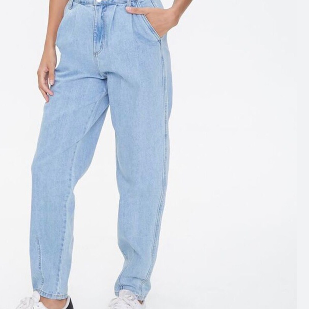 FOREVER 21 Light Wash Denim High Rise Pleated Vintage Frayed Raw Hem Mom Jeans